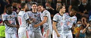 Münchens Stürmer Robert Lewandowski (M) jubelt mit Mannschaftskameraden über seinen Treffer zum 0:3. 