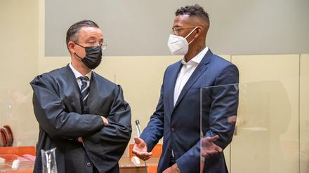 Der Ex-Nationalspieler Jérôme Boateng (r) im Amtsgericht München.