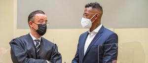 Der Ex-Nationalspieler Jérôme Boateng (r) im Amtsgericht München.