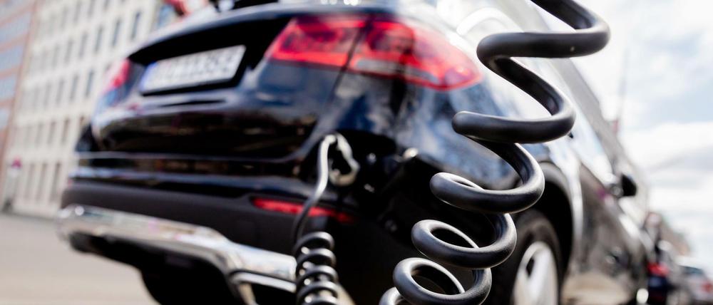 Ein Auto mit Plug-in-Hybrid-Antrieb lädt in Berlin-Mitte an einer Ladesäule. Ob die Funktion auch genutzt wird, ist damit nicht gesagt.