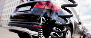 Ein Auto mit Plug-in-Hybrid-Antrieb lädt in Berlin-Mitte an einer Ladesäule. Ob die Funktion auch genutzt wird, ist damit nicht gesagt. 