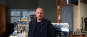 Der Unternehmer Ansgar Oberholz steht in seinem Café an der Torstraße.