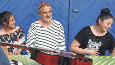 We Will Rock You: Manchmal packt Dieter Bachmann, hier mit seinen Schülerinnen Stefani und Ilknur, im Unterricht die Gitarre aus.