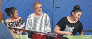 We Will Rock You: Manchmal packt Dieter Bachmann, hier mit seinen Schülerinnen Stefani und Ilknur, im Unterricht die Gitarre aus.