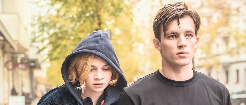 Karl (Jannis Niewöhner) versucht, die traumatisierte Maxi (Luna Wedler) als Postergirl der neuen Rechten zu instrumentalisieren.