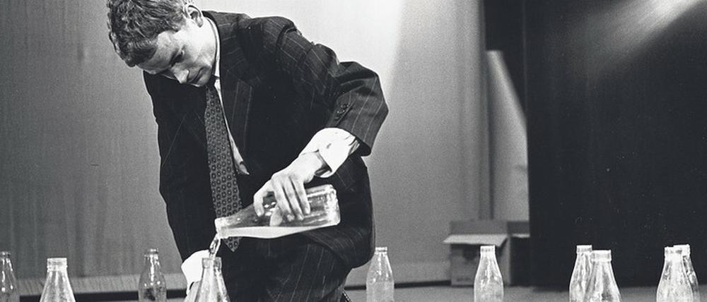 Schmits Performance „Zyklus für Wassereimer (oder Flaschen)“ ist eine Geduldsprobe.