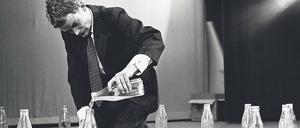 Schmits Performance „Zyklus für Wassereimer (oder Flaschen)“ ist eine Geduldsprobe. 