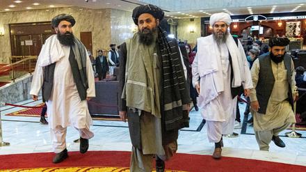 Taliban-Führer Baradar (Mitte) im März 2021 bei einer Konferenz in Moskau 