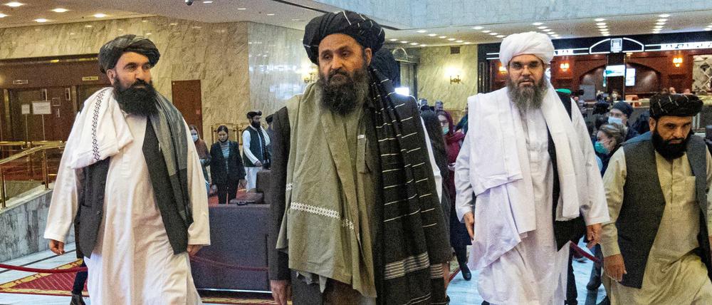 Taliban-Führer Baradar (Mitte) im März 2021 bei einer Konferenz in Moskau