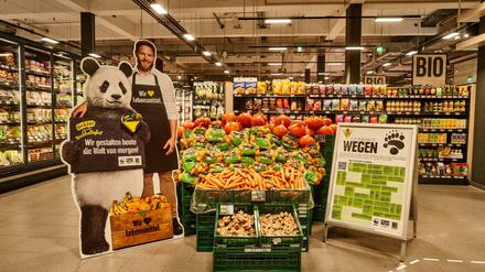 Der Panda weist den Weg: Der Edeka-Markt in Moabit zeigt, wie das neue Nachhaltigkeitskonzept von Edeka und WWF umgesetzt werden soll. 