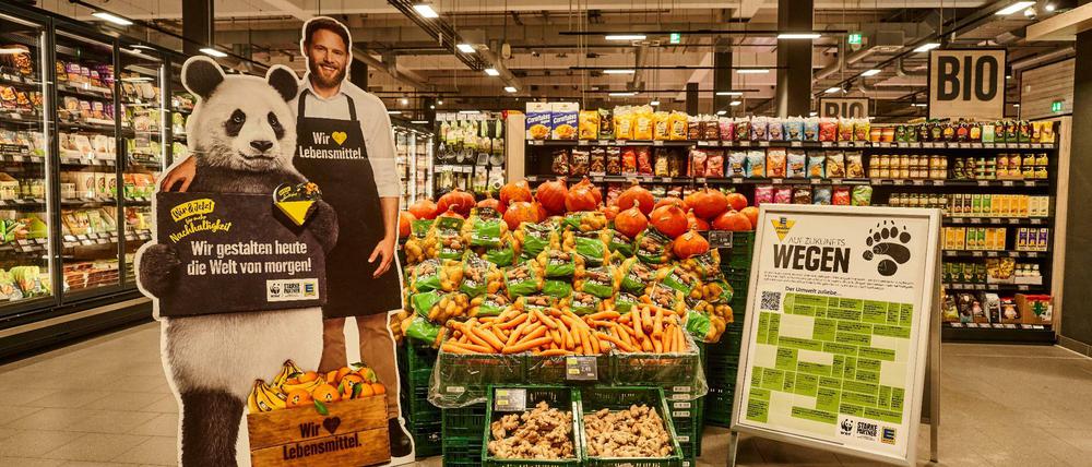 Der Panda weist den Weg: Der Edeka-Markt in Moabit zeigt, wie das neue Nachhaltigkeitskonzept von Edeka und WWF umgesetzt werden soll.