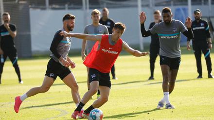 Krzysztof Piatek (Mitte) trainiert wieder mit dem Team. 