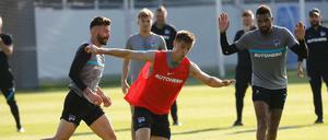 Krzysztof Piatek (Mitte) trainiert wieder mit dem Team. 