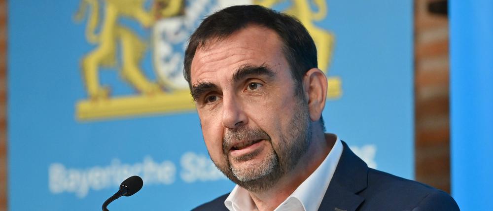 Bayerns Gesundheitsminister Holetschek fordert eine bundeseinheitliche Aussetzung der Lohnersatzleistungen.