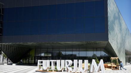 Das Futurium hat 2019 im Berliner Regierungsviertel am Alexanderufer 2 in Berlin-Mitte eröffnet. Es versteht sich als ein Zentrum für Zukunftsgestaltung.  