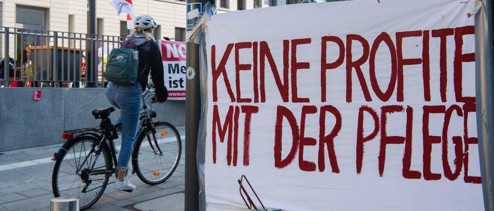 "Keine Profite mit der Pflege" steht auf dem Transparent vor dem Bettenhaus der Charité. Dort sind die Beschäftigten der landeseigenen Berliner Krankenhäuser Vivantes und Charité in einem unbefristeten Streik getreten. Die Gewerkschaft Verdi kämpft um tarifliche Festlegungen, die zu einer Entlastung der Beschäftigten führen, etwa durch die Festlegung von Mindestpersonalausstattungen für Stationen und Bereiche.