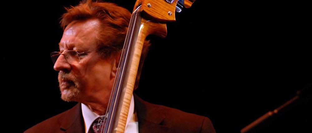 Der Bassist George Mraz (1944-2021).