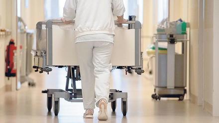 Auf der Strecke. Pflegekräfte werden durch pflegefernen Tätigkeiten, wie Essen austeilen oder Dokumentation, noch mehr belastet, beklagt Stephan Sturm. Foto: Marijan Murat/dpa