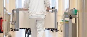 Die Krankenhäuser arbeiten hart daran, Gehälter und Arbeitsbedingungen in der Pflege zu verbessern. 