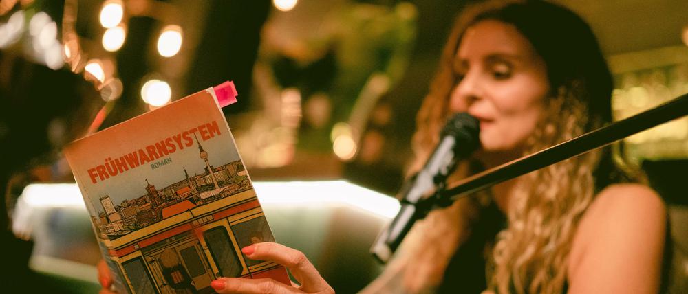 Sophie Krause bei einer Lesung zu ihrem Debütroman "Frühwarnsystem".