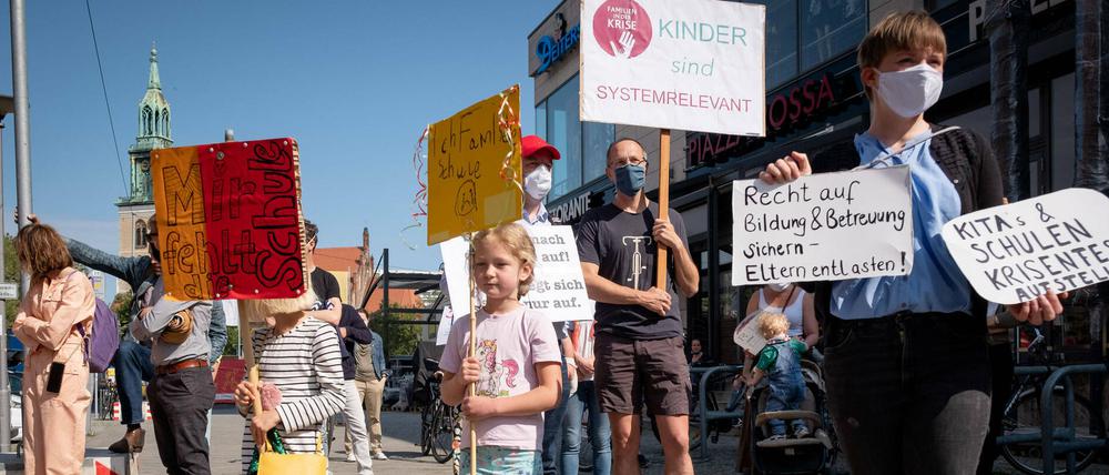 Eine der ersten Protestdemos gegen die Vollschließung von Kitas und Schulen, Juni 2020.