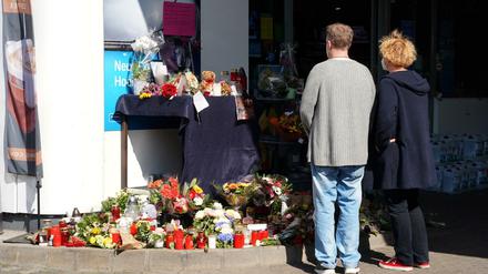 Viele Menschen haben Blumen und Kerzen an der Tankstelle niedergelegt.