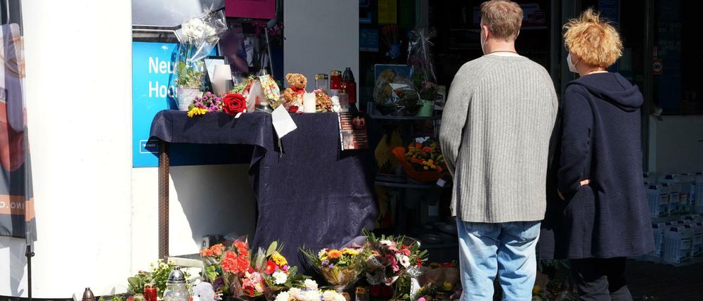 Viele Menschen haben Blumen und Kerzen an der Tankstelle niedergelegt.