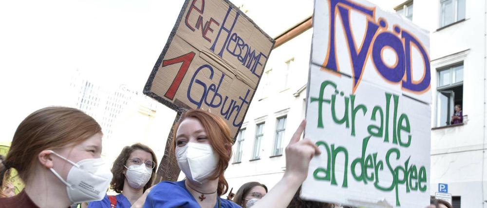 Hebammen auf einer Streikdemo in Berlin - im Hintergrund der Charité-Bettenturm in Mitte.
