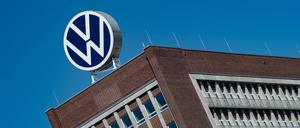Vor dem Landgericht Braunschweig hat der Strafprozess im VW-Dieselskandal gegen vier Ex-Konzernmanager begonnen.