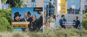 Auf einem Großflächen-Plakat wirbt die Berliner CDU mit dem Landesvorsitzenden Kai Wegner (links) für die Abgeordnetenhauswahl.