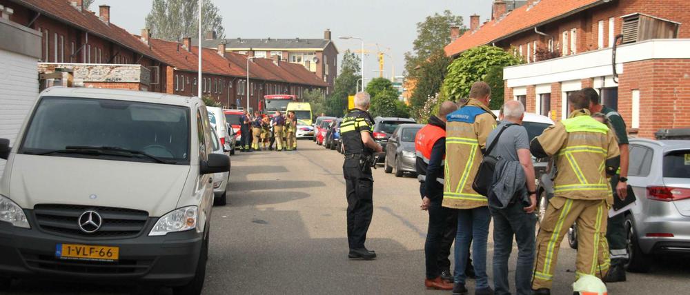 Sicherheitskräfte sichern den Tatort, nachdem im niederländischen Almelo zwei Menschen getötet wurden.