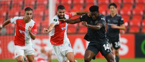 Taiwo Awoniyi (rechts) konnte gegen Slavia Prag nicht an seine überragenden Leistungen der ersten Saisonspiele anknüpfen.