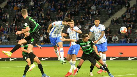 Jurgen Ekkelenkamp (M., Hertha BSC) trifft hier zum 1:1.