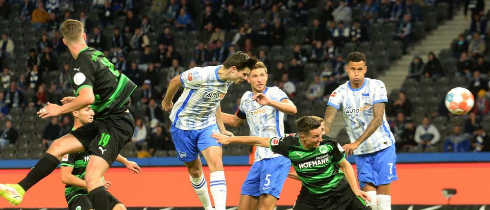 Jurgen Ekkelenkamp (M., Hertha BSC) trifft hier zum 1:1.