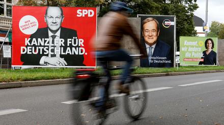 Wer macht das Rennen: Der Wahlkampf zwischen Olaf Scholz und Armin Laschet wird ruppiger. 
