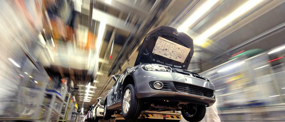 VW-Produktionsstraße in Wolfsburg: Nicht nur die Autobranche ärgert sich Lieferengpässen herum.