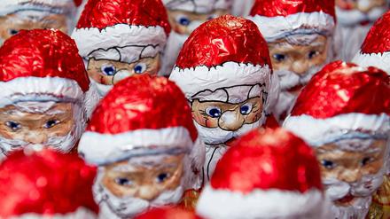 Schoko-Weihnachtsmänner in mehreren Reihen.