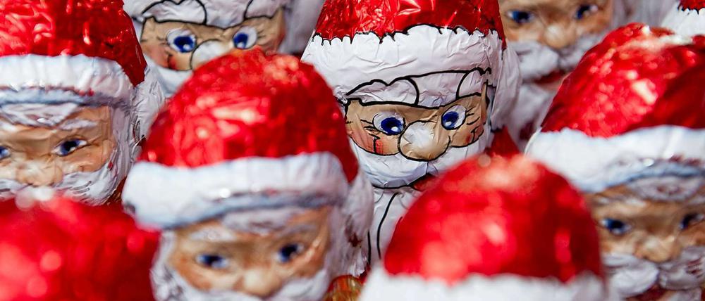 Schoko-Weihnachtsmänner in mehreren Reihen.
