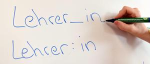 An einem Whiteboard steht das Wort „Lehrer“ in verschiedenen Schreibweisen. Lehrerinnen und Lehrer seien in Berlin „so knapp wie Goldstaub“, sagen Schulleitungen.