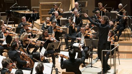 Chefdirigent Robin Ticciati und das DSO in der Philharmonie. 