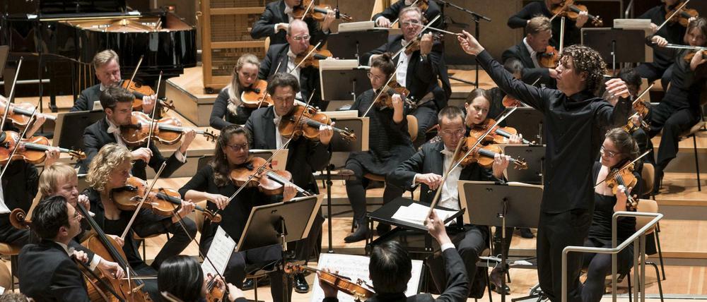 Chefdirigent Robin Ticciati und das DSO in der Philharmonie.