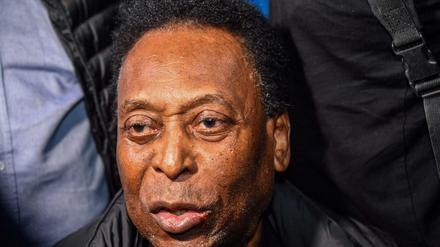 Brasiliens Fußball-Idol Pelé ist nach seiner Tumor-OP nach Angaben seiner Tochter weiter auf dem Weg der Besserung