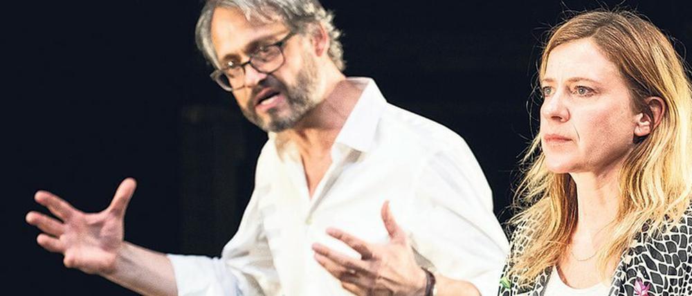 Robert (Christian Tschirner) kanzelt seine Schwester Christina (Caroline Peters) in "Ödipus" ab. 