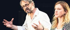 Robert (Christian Tschirner) kanzelt seine Schwester Christina (Caroline Peters) in "Ödipus" ab. 