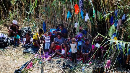 Haitianische Migranten ruhen sich in der Nähe der Del Rio International Bridge aus. 