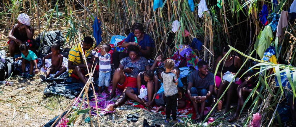 Haitianische Migranten ruhen sich in der Nähe der Del Rio International Bridge aus. 