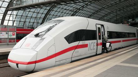 Ein ICE-Zug der Deutschen Bahn im Berliner Hauptbahnhof.