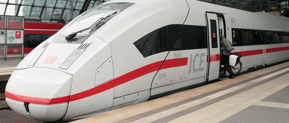 Ein ICE-Zug der Deutschen Bahn im Berliner Hauptbahnhof.