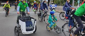 Mehrere hundert Radfahrer waren auf der "Kreisfahrt" des ADFC dabei, wie hier am Mehringdamm.