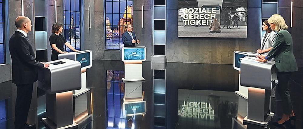 Dreimal Politik, zweimal Moderation. Auch beim dritten und letzten Triell trafen wieder Olaf Scholz (SPD, links), Annalena Baerbock (Die Grünen, Zweite von links) und Armin Laschet aufeinander. Linda Zervakis (Zweite von rechts) und Claudia von Brauchitsch moderierten die Runde vor knapp vier Millionen Zuschauerinnen und Zuschauern.